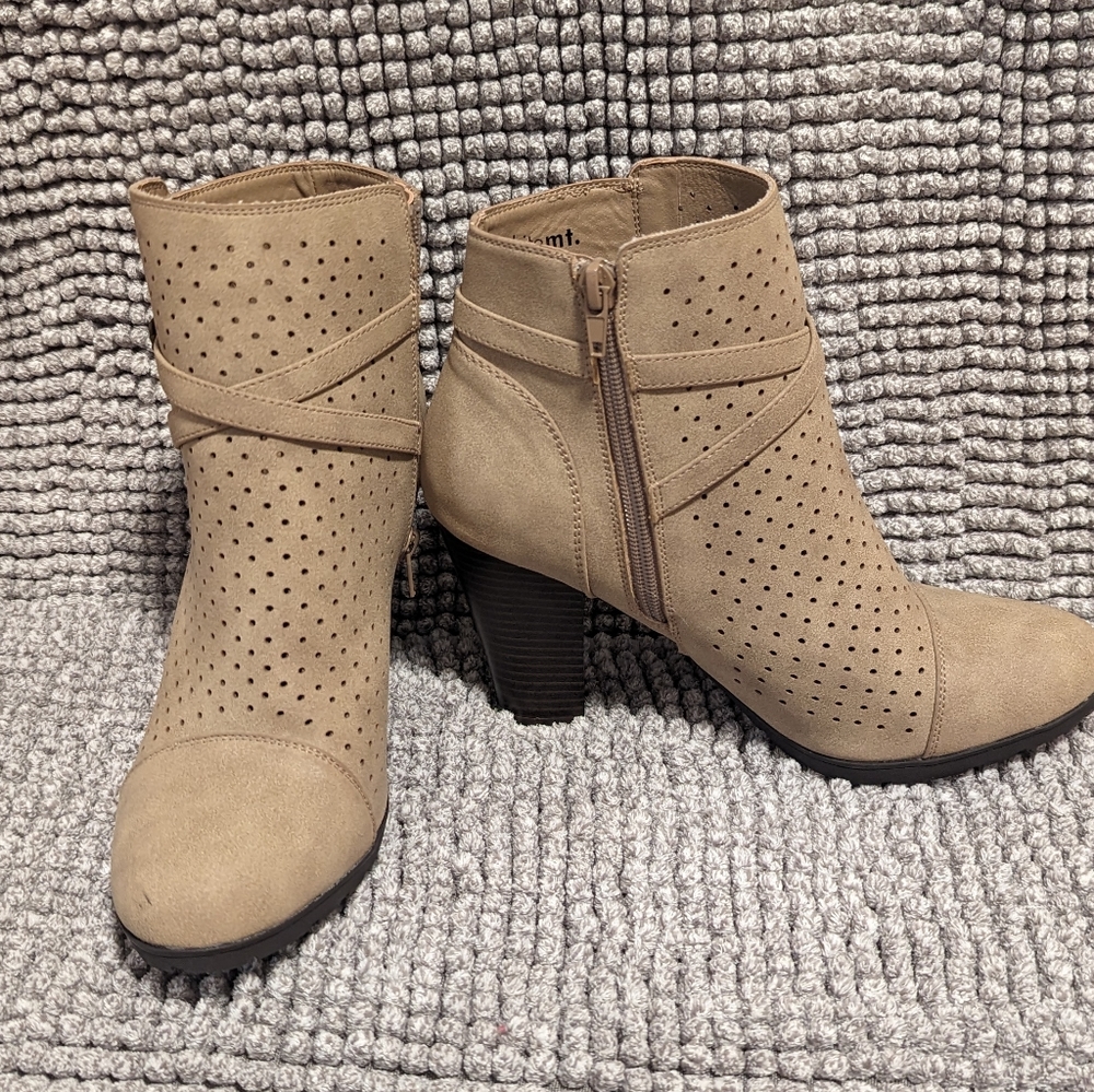 White Mountain Somers Chunky Heel Ankle Boots Size 8.5 - Picture 2 of 5